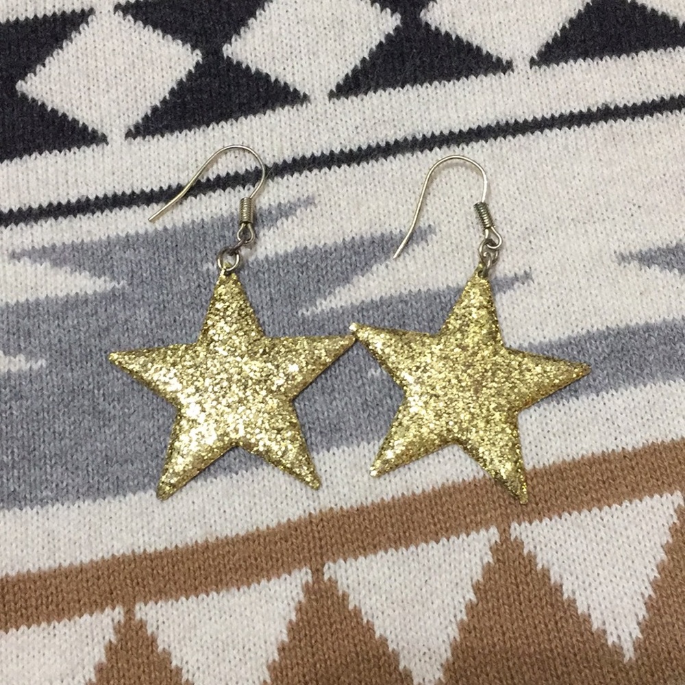 ⭐️ Gold glittery star earrings